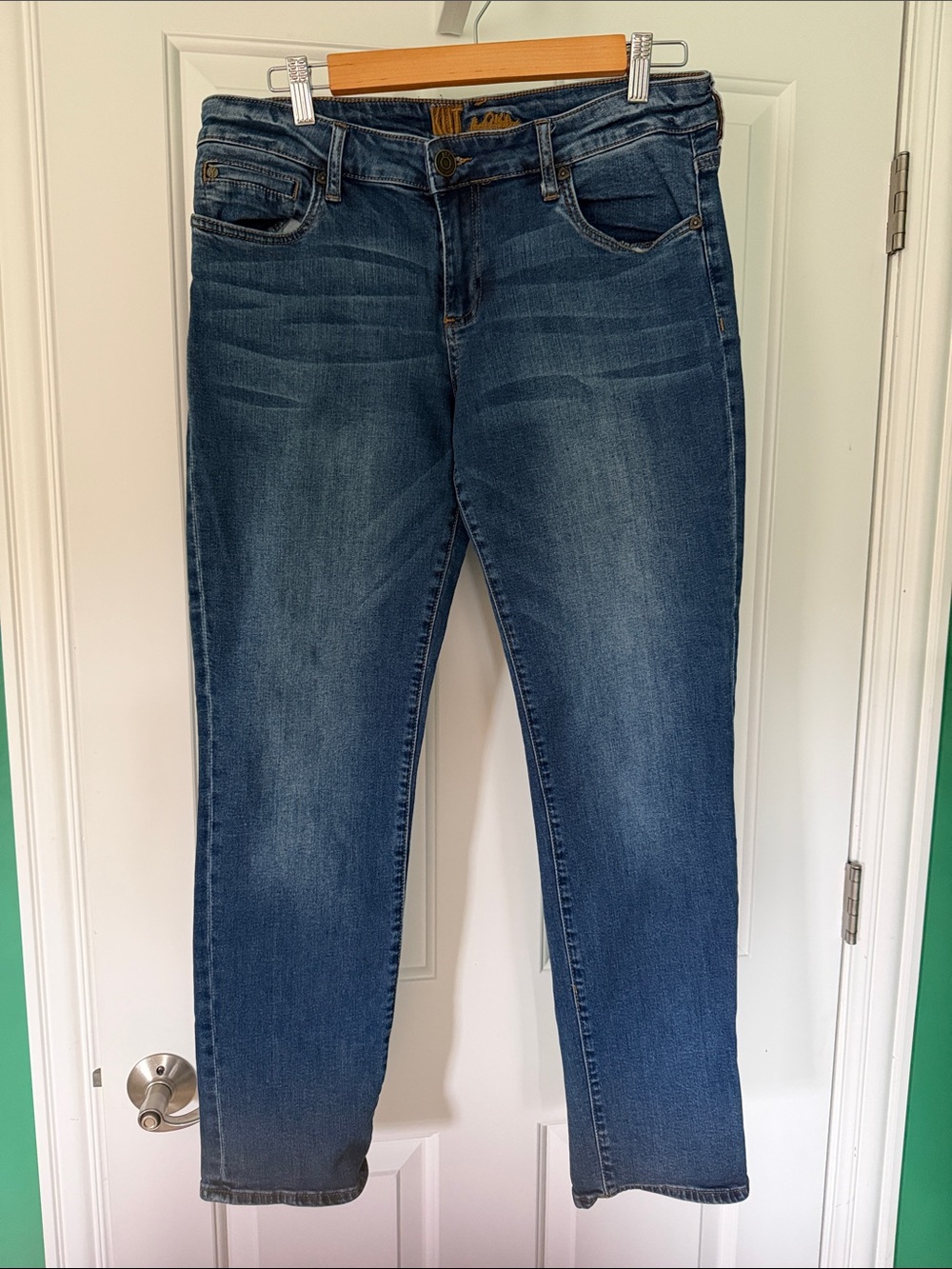 Kut from the Kloth  Mid-Wash Blue Straight Jeans stretchy size 10
